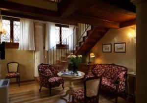 A seating area at Hotel Bisanzio