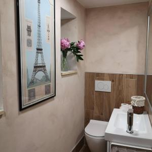 Antico Pozzo في Giaveno: حمام مع مرحاض ومغسلة وبرج ايفل