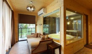 Tempat tidur dalam kamar di Maliekal Heritance Cherai Beach Cochin