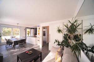 een woonkamer met een bank en een tafel bij Magic Moments Appartement in Annecy