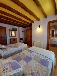 a bedroom with two beds in a room at Casa de Labranza Ría de Castellanos in Arnuero