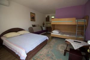 Двухъярусная кровать или двухъярусные кровати в номере Guest house Blagaj