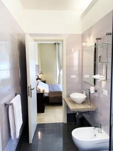 y baño con lavabo y aseo. en L'Attico di Piazza Mazzini Rooms, en Lecce
