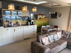 Kuchyň nebo kuchyňský kout v ubytování APARTAMENT DRUGIE PIĘTRO