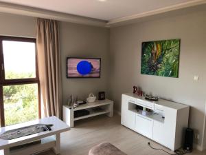 TV a/nebo společenská místnost v ubytování APARTAMENT DRUGIE PIĘTRO