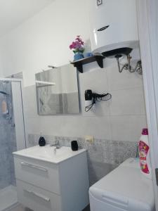 Et badeværelse på casa vacanza porta naxos giardini sicilia taormina
