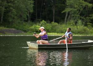 deux personnes sont assises dans un bateau sur l'eau dans l'établissement Pocono Palace Resort, à East Stroudsburg