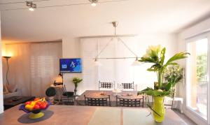 een woonkamer met een tafel en een eetkamer bij Magic Moments Appartement in Annecy