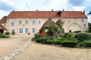a large building with a garden in front of it at Beautiful country house located 50min from Paris Eiffel Tour - Demeure d'exception à 50min de Paris Tour Eiffel in Hodent