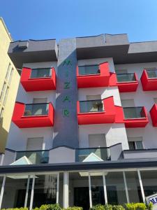 un edificio con un edificio rosso e bianco di Hotel Mizar a Rimini