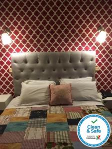 Bett mit einem großen Kopfteil in einem Zimmer in der Unterkunft Hotel Kamanga in Tomar