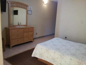 Postel nebo postele na pokoji v ubytování Hotel El Monte