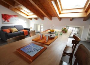 - un salon avec une table en bois et un canapé dans l'établissement BELLA VITA!, à Bellagio