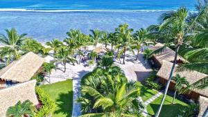 een luchtzicht op een resort met palmbomen en de oceaan bij Magic Reef Bungalows in Rarotonga