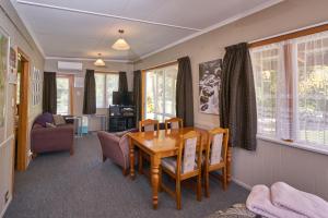 Χώρος καθιστικού στο Accommodation Fiordland The Bach - One Bedroom Cottage at 226B Milford Road