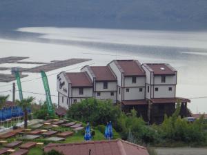Une rangée de maisons avec l'océan en arrière-plan dans l'établissement Aparthotel Seasons Glavatarski Han, à Glavatartsi