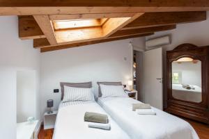 1 dormitorio con 1 cama blanca grande y techos de madera en BELLA VITA!, en Bellagio 20 fotos más