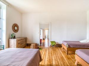 sypialnia z 2 łóżkami i drewnianą podłogą w obiekcie Peaceful holiday home near the forest w mieście Bligny-sur-Ouche