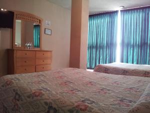 Postel nebo postele na pokoji v ubytování Hotel El Monte