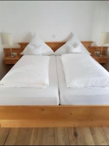 Postel nebo postele na pokoji v ubytování Hotel-Restaurant Zur Traube