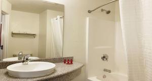 Koupelna v ubytování SureStay Plus Hotel by Best Western Niagara Falls East