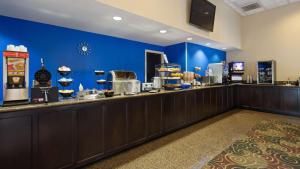 a cafeteria with a counter with aasteryasteryasteryasteryasteryasteryasteryasteryastery at Best Western Of Walterboro in Walterboro