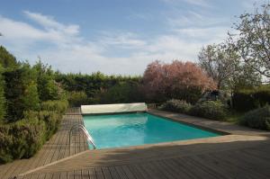 una piscina en medio de un jardín en Mas de la Lézardière — Maison d'Artiste en Manosque