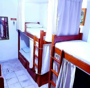 um quarto com três beliches num quarto em Hostel e Pousada da 13 Olinda em Olinda