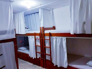 سرير بطابقين أو أسرّة بطابقين في غرفة في Hostel e Pousada da 13 Olinda