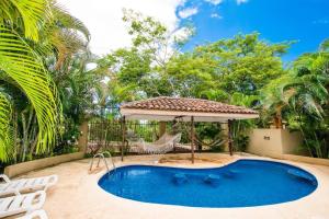 uma piscina com um gazebo e uma rede de descanso em Nicely priced well-decorated unit with pool near beach in Brasilito em Brasilito