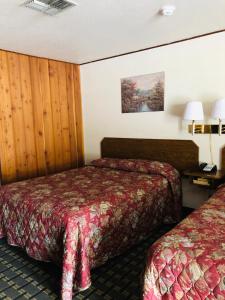 מיטה או מיטות בחדר ב-Motel Garberville