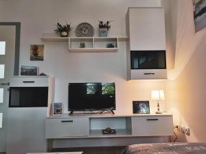 sala de estar con TV en una pared blanca en Cozy Corner Apartments - Free parking & Wi-fi, en Ćuprija