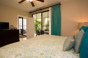 1 dormitorio con 1 cama grande con almohadas azules en Nicely Decorated 3rd-Floor Beauty with Pool-View Balcony in Coco, en Coco