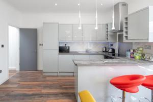 Luxurious 4 Bedroom, 3 Bathrooms - Serviced Apartment PRIVATE PARKING GLB
