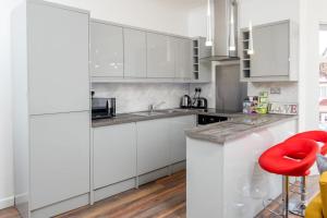 Luxurious 4 Bedroom, 3 Bathrooms - Serviced Apartment PRIVATE PARKING GLB