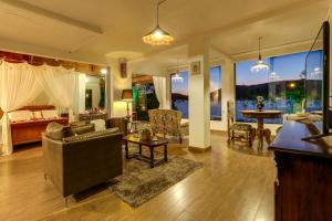 a living room with a couch and a table at Guest House Isadora Duncan in Florianópolis