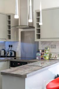 Luxurious 4 Bedroom, 3 Bathrooms - Serviced Apartment PRIVATE PARKING GLB