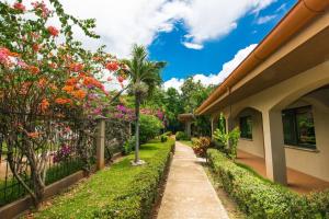 Imagen de la galería de Charming unit that sleeps 4 - with pool - walking distance from Brasilito Beach, en Brasilito