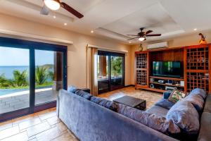 Gallery image of 3-bedroom villa with pool - party deck and sweeping ocean views in Playa Flamingo