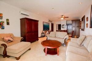 ein Wohnzimmer mit einem Sofa und einem Tisch in der Unterkunft Exquisitely decorated 5th-floor aerie with views of two bays in Flamingo in Playa Flamingo