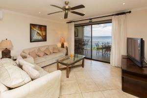 Gallery image of Luxury suite on 4th floor with pool and seemingly endless ocean views in Playa Flamingo