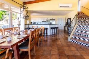 comedor y cocina con mesa y sillas en Luxury Flamingo home with ocean view sleeps 10 - walking distance from beach, en Playa Flamingo
