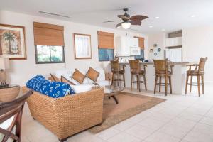 sala de estar con sofá y mesa en Dazzling End Unit in Coco with Lots of Windows and Light Sleeps 8 en Coco