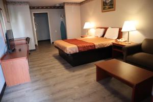 Postel nebo postele na pokoji v ubytování Express Inn & Suites Eugene