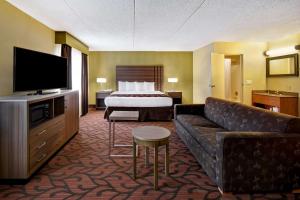 A television and/or entertainment centre at Best Western Rochester Marketplace Inn