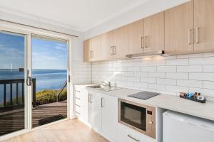 Köök või kööginurk majutusasutuses Venus Bay Beachfront Tourist Park South Australia