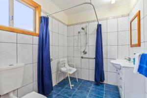 Un baño con ducha, inodoro y lavabo. en Venus Bay Beachfront Tourist Park South Australia, en Venus Bay 50 fotos más