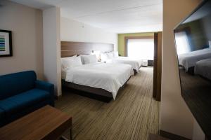 מיטה או מיטות בחדר ב-Holiday Inn Express & Suites Knoxville-Farragut, an IHG Hotel