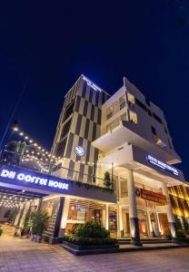 Chuc TchiaKhách sạn Hữu Nghị的一座建筑,在晚上前有商店