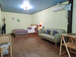 Postel nebo postele na pokoji v ubytování Charm Pension